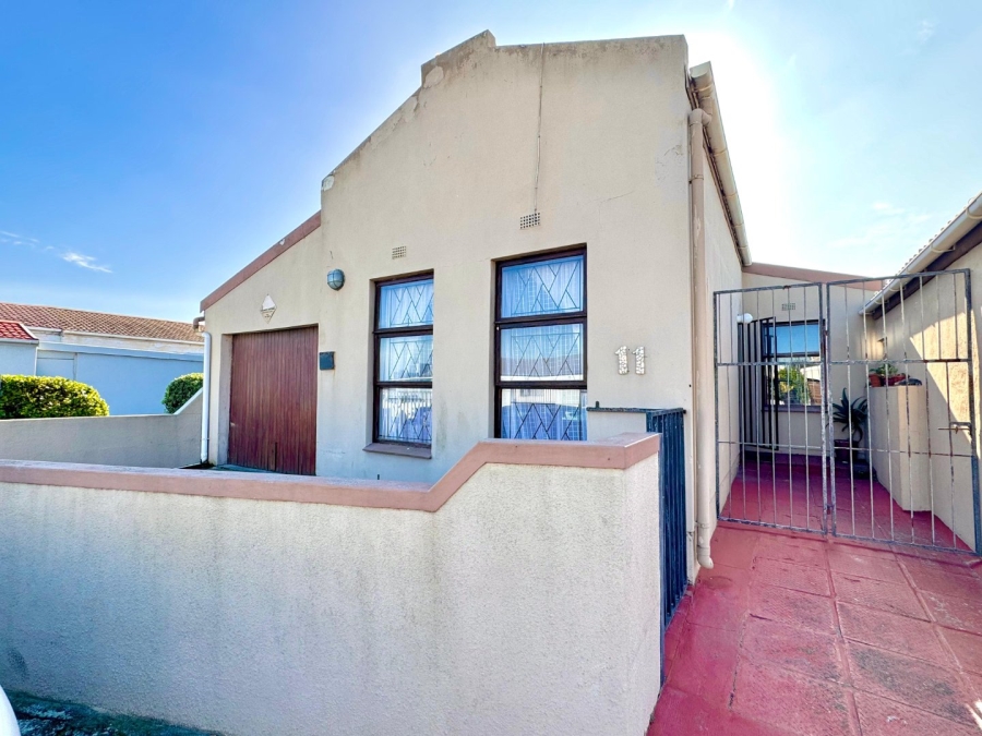 To Let 3 Bedroom Property for Rent in Strandfontein Village Western Cape